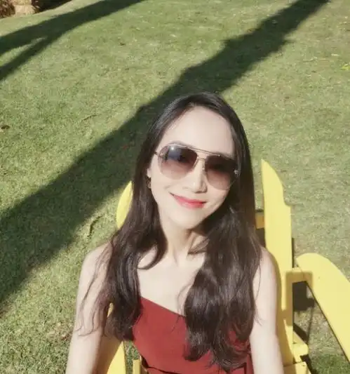 韩雪的名媛气质真让人羡慕,穿着露肩连衣裙温婉华丽美丽