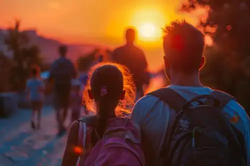 看夕阳的老人背影摄影图下载至来源处