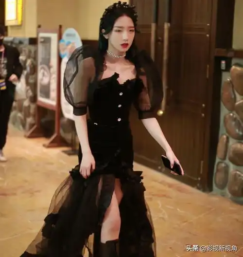 孟美岐扮老失败,在裙子上缝了一圈黑木耳,却依然很少女