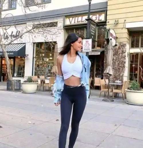 一对母女就像一对漂亮的双胞胎