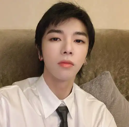 华晨宇承认华迎晨后,女儿近况又被传开,她和妈妈在家放烟花