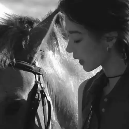 黑白真人头像高清女短发