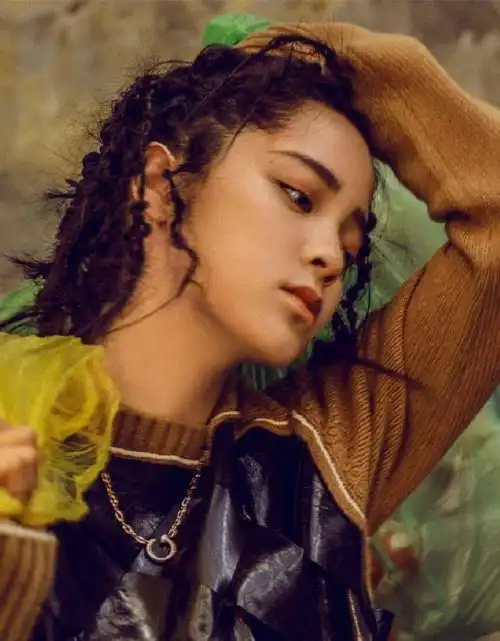 欧阳娜娜变朋克少女,梳脏辫撞上angelababy,到底谁更有范