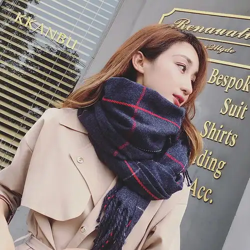 女人收到礼物就开心,男士就要主动点,送她一条围巾让爱升温