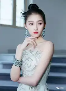 一袭仙女纱裙,衬托出关晓彤的灵气与时尚气质