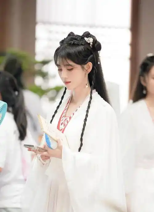 鞠婧祎花戎妆容半永久造型不再千篇一律,红衣异域风上热搜