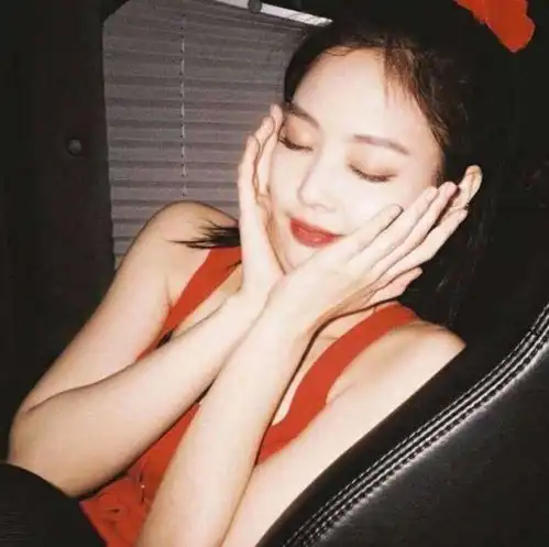 金智妮证件照头像