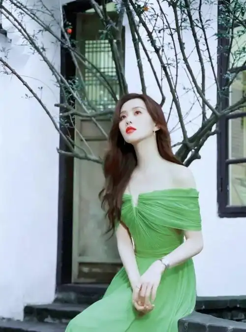 刘诗诗真有仙女气质,穿藕荷色长裙衬得肌肤雪白,冷艳又美丽