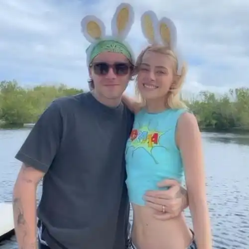 贝克汉姆全家过节小七穿白t搭背带裤身材圆滚滚,戴耳钉变成熟