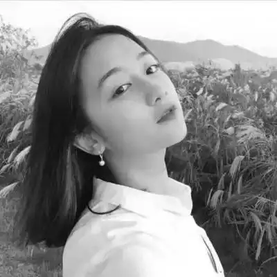 一哚傻傻的少女黑白控