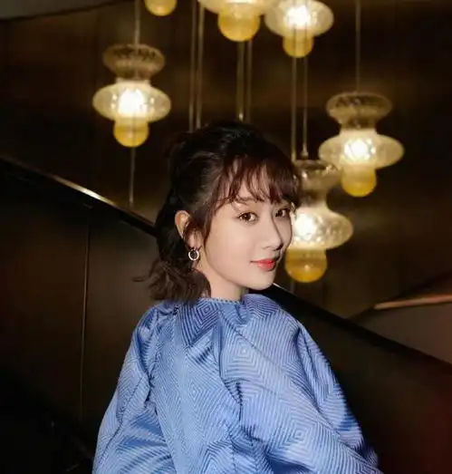 杨紫瘦了真任性穿公主裙圆脸变v脸,成熟精致不少却没了少女感