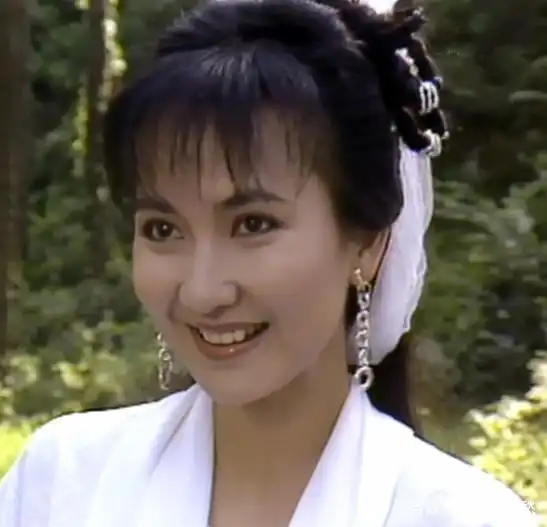 66岁陈美琪去雷峰塔让人搀扶被骂网友还不如74岁刘晓庆有精神