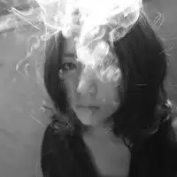 有没有人,有黑白的抽烟的女图啊