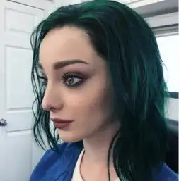 带项圈有红灯的的绿色长发女人是什么电影