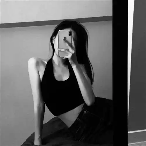 黑白头像女生冷酷霸气很坚强不敷衍的女人
