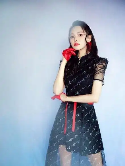 52岁伊能静真放得开,袜子靴就像是小脚老太太,吊带裙也不减龄