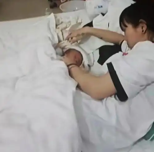 案例17岁女孩在出租屋生娃,身无分文男友失联,父母知道也不来