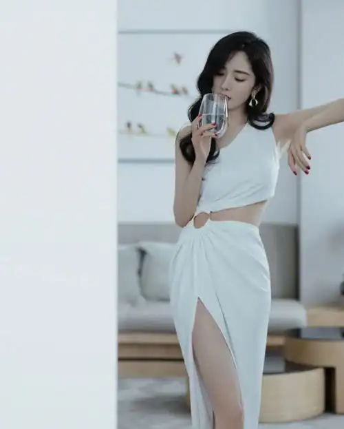 杨幂穿斜肩露腰开叉白裙,化身性感女郎身材超辣,眼神魅惑太勾魂