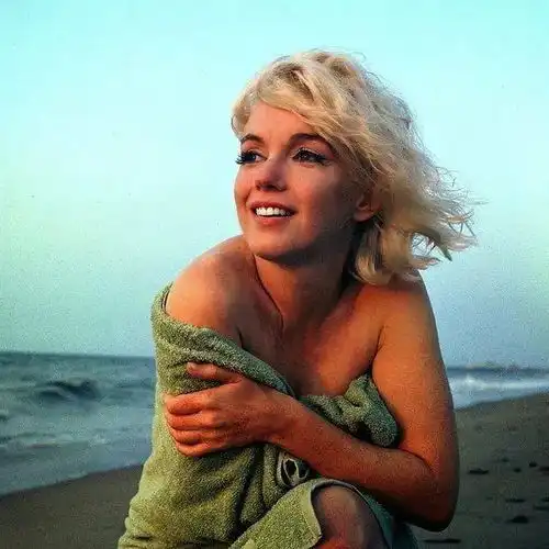 活久未见玛丽莲梦露生前拍摄的最后的一组照片,总给人一种不祥的预感