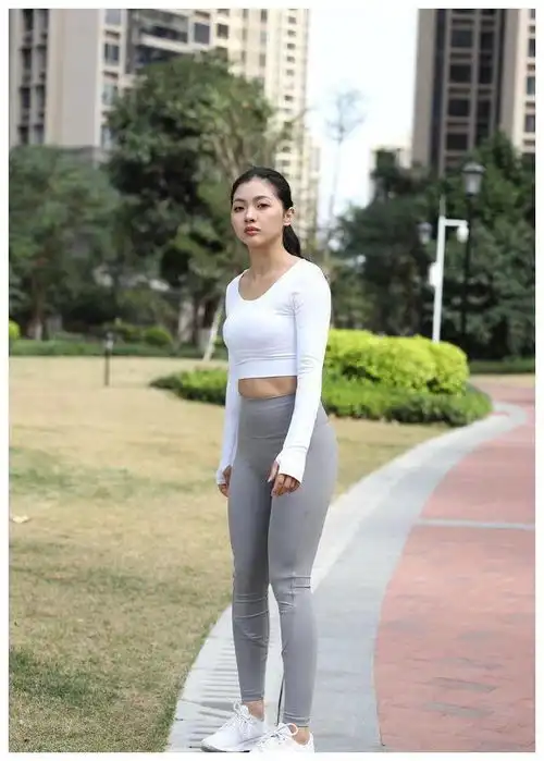 披肩秀发的一字肩瑜伽裤美女,身姿性感很诱人,回眸的瞬间很迷人