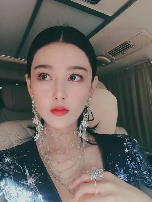 张馨予披星戴月,穿蓝色渐变仙女服首次走t台,梦幻迤逦极其华美