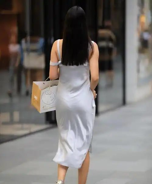 美女素颜上街,绸缎吊带裙,显露淑女气质,美成背影杀手