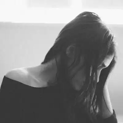 头像女黑白高冷侧面黑白孤傲女生头像
