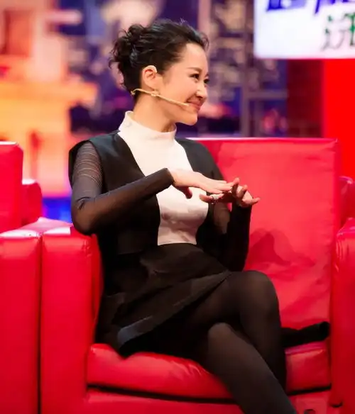 51岁许晴不服老,穿10cm高跟录节目用力过猛,但女人味挡不住