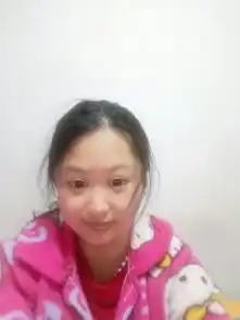 这个女孩子长得还可以,鼻子小,嘴巴还可以,下巴不尖,算好看吗她的大眼睛好看吗小而挺的鼻子当然好