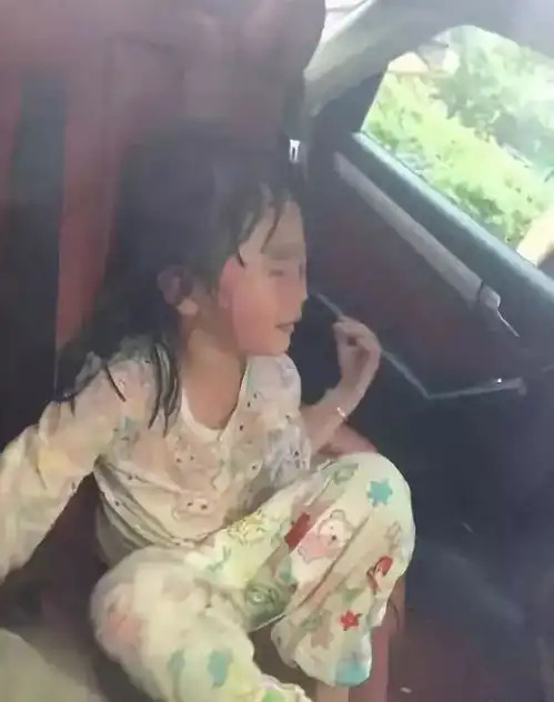 2岁女童被锁车内,父母拒绝破窗,该不该追责如何防范