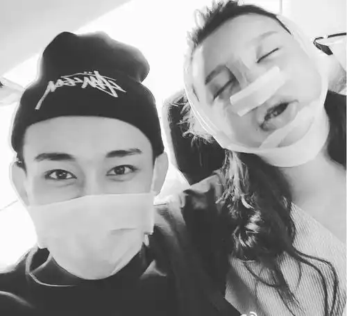 美女网红生孩子不忘现场直播,求关注与礼物,仅22岁获3本结婚证
