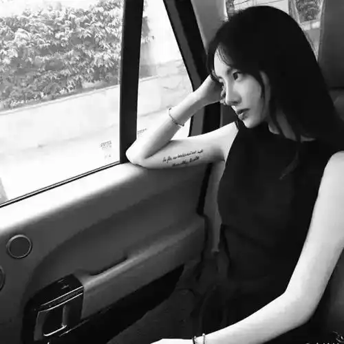 女生白色简约头像少女