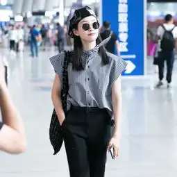 宋茜,玩的都是汉子活带着墨镜手插兜,宋公子一向最霸气