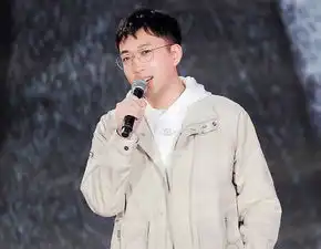 靳东穿深蓝色字母印花卫衣,简单又时尚