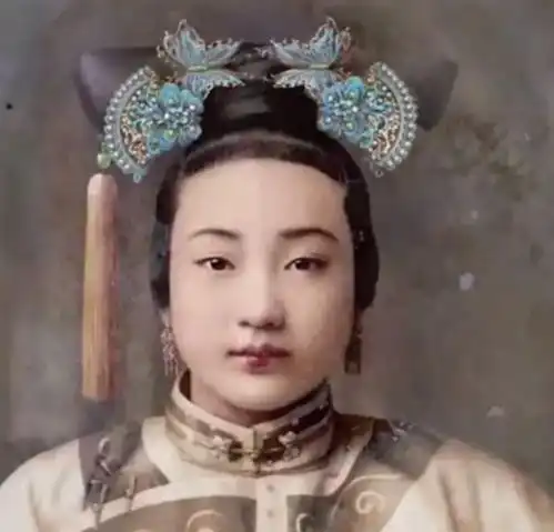 两姐妹同时入宫封妃,本是一件喜事,但母亲却给了她们每人一巴掌