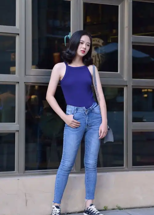 薄薄的紧身裙,修长的双腿,显示出从容的女性气质
