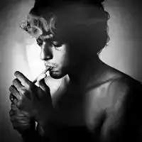 女生抽烟头像黑白男人