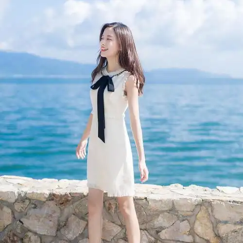浪漫白色连衣裙,演绎清纯女神范