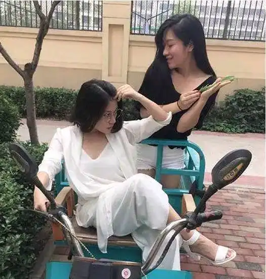 妹子,你的这个帽子太奇葩了,女生头顶绿色也不好呀