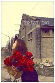 photoshop打造怀旧蓝黄色古建筑美女图片