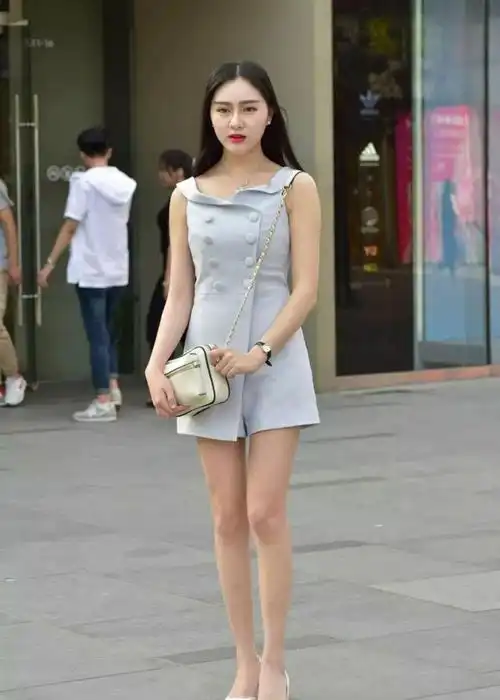 气质小姐姐真会穿搭,一身浅蓝色背带连衣裤搭配,穿出都市休闲风
