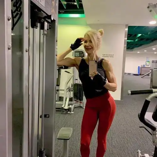 64岁澳洲冻龄奶奶健身16年后,性感似20岁少女,大写地服