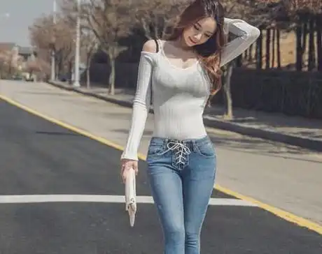 成熟优雅的牛仔裤美女,尽显时尚大气的女神范,成为众人的焦点