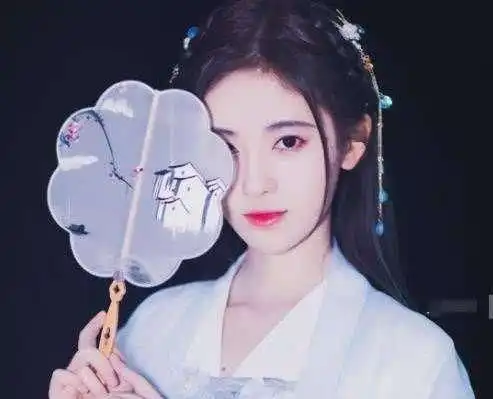 躲过了鞠婧祎的汉服,逃过了迪丽拉的汉服,终于被杨超越迷倒了