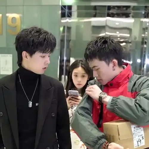 当这女生的面,两个男人竟然做出这种事,美女赶快帮我洗洗眼