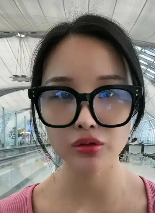 突发女网红泰国旅行疑遭危险,晒视频精神恍惚,网友呼吁快报警