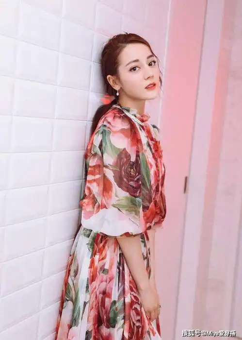 80后的女人别总穿裤子,瞧瞧迪丽热巴的碎花裙穿搭,比同龄人高级