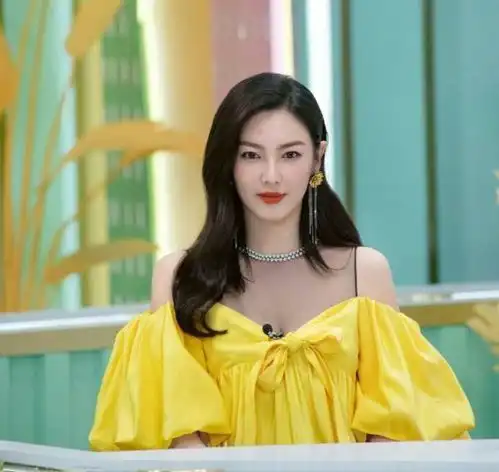 张雨绮真不愧是性感女神,黑白色系穿搭时尚简约又大方,气质出众