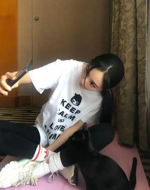 33岁杨幂自夸老子太美非主流博文骂脏话,她也是沙雕女孩