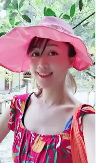 不老美女梁小冰外出游玩近50岁戴粉色帽子扮嫩美得像少女